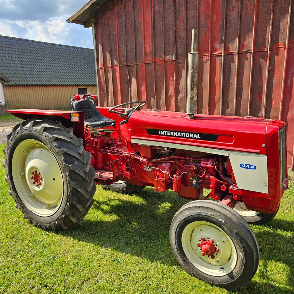 IH 444 - Traktor: obrázok 1 IH 444 - Traktor: obrázok 1