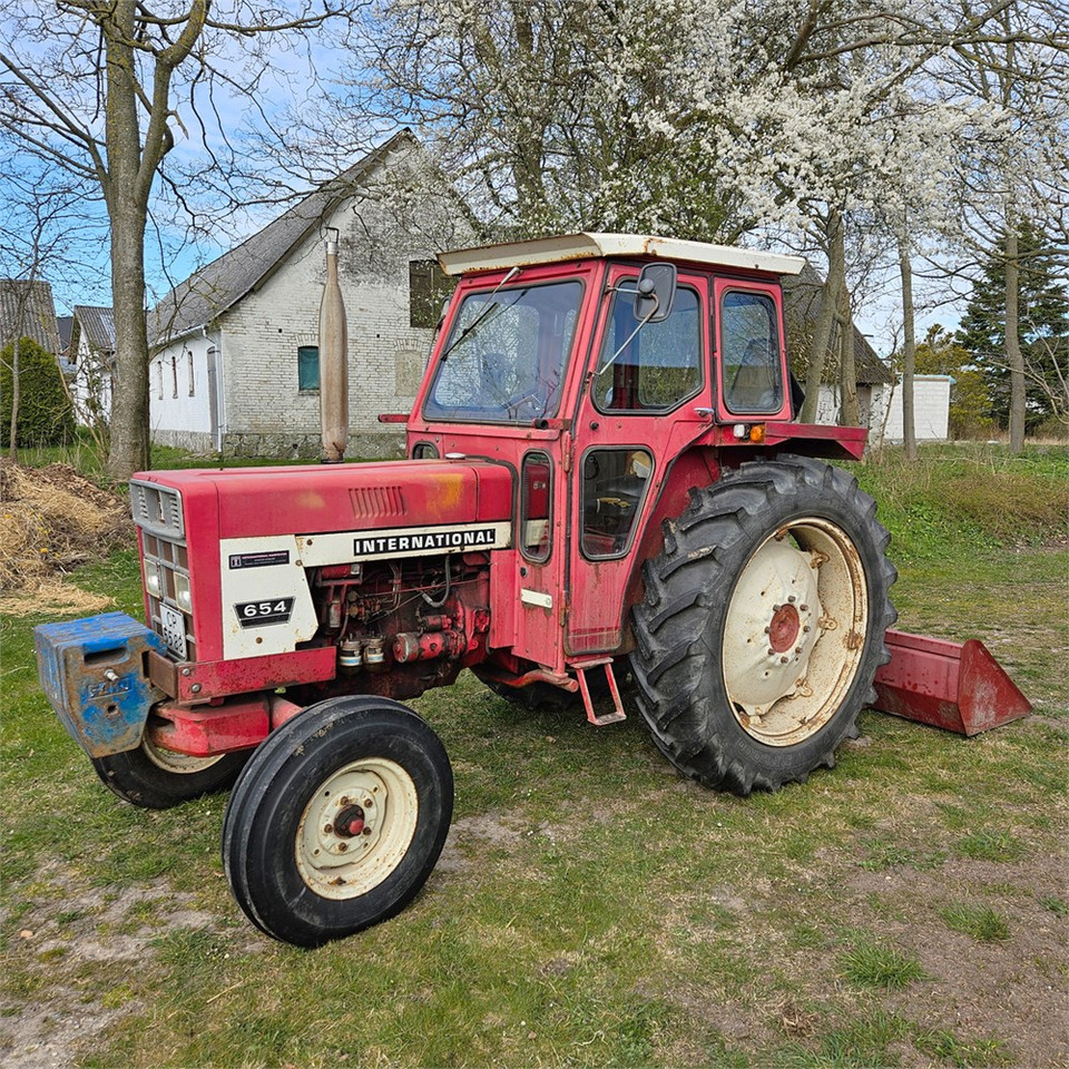 International IH 654 - Traktor: obrázok 2 International IH 654 - Traktor: obrázok 2