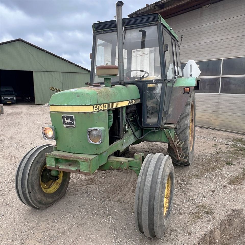 John Deere 2140 - Traktor: obrázok 4 John Deere 2140 - Traktor: obrázok 4