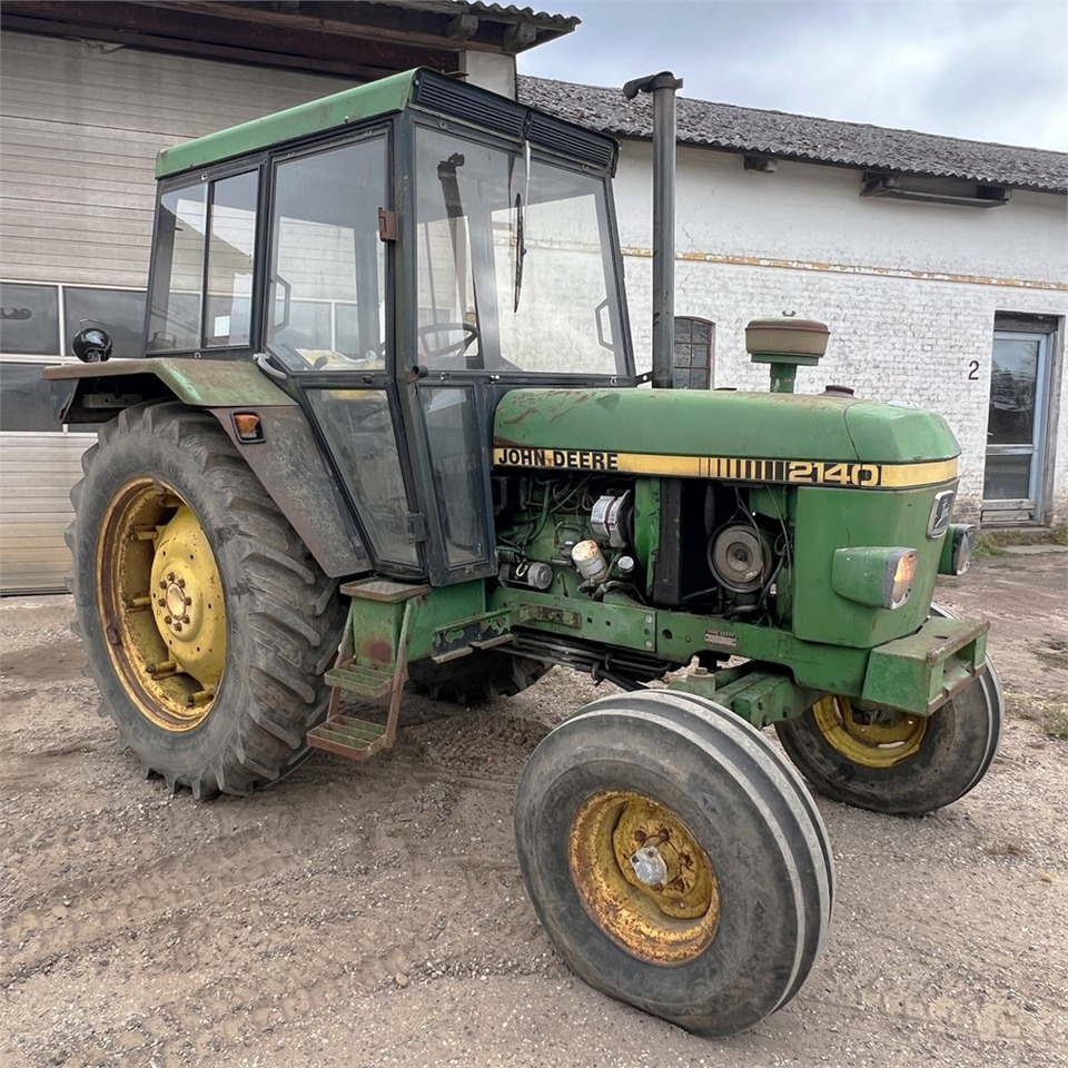 John Deere 2140 - Traktor: obrázok 3 John Deere 2140 - Traktor: obrázok 3
