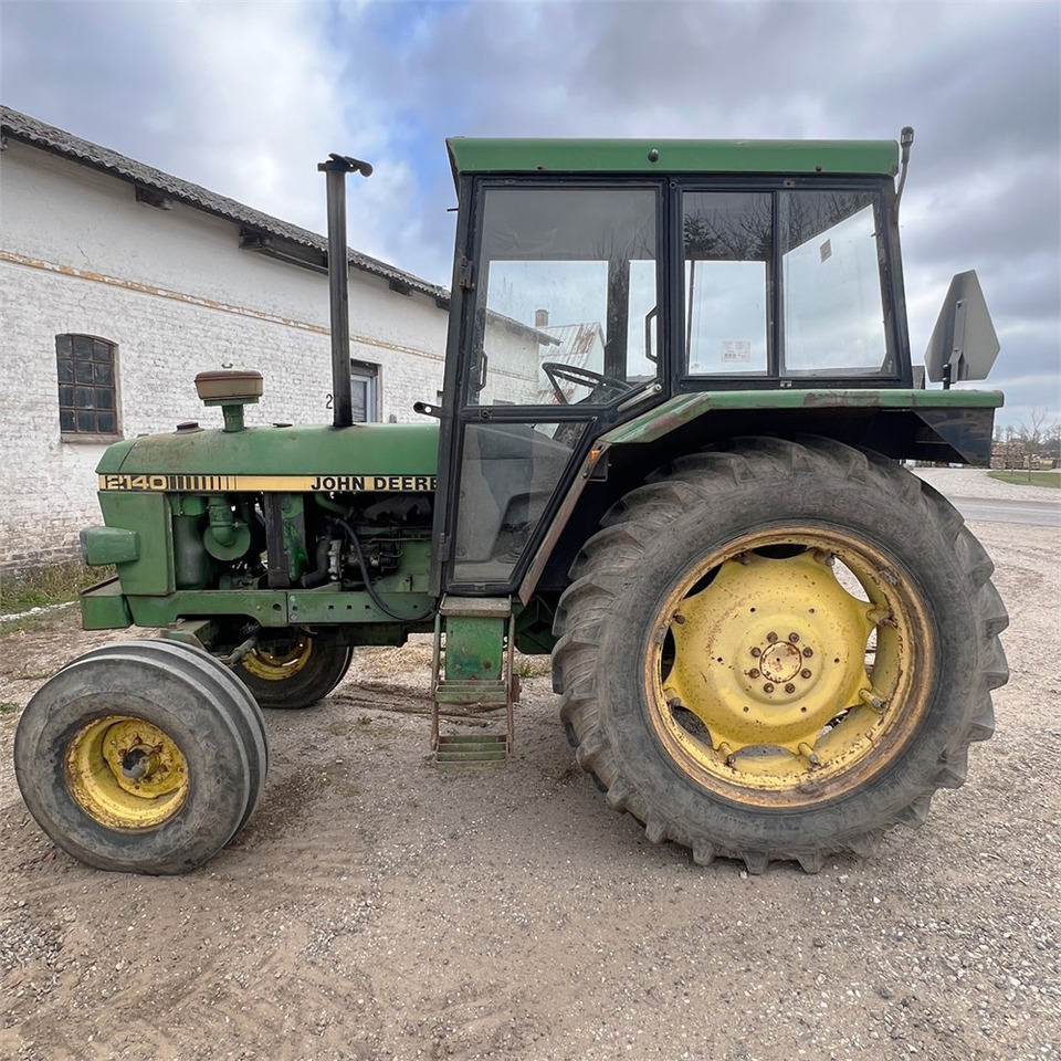 John Deere 2140 - Traktor: obrázok 2 John Deere 2140 - Traktor: obrázok 2