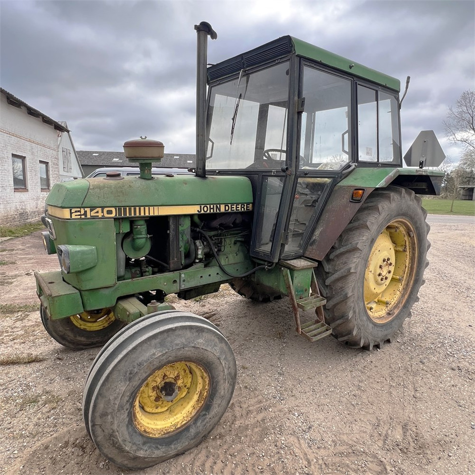 John Deere 2140 - Traktor: obrázok 1 John Deere 2140 - Traktor: obrázok 1
