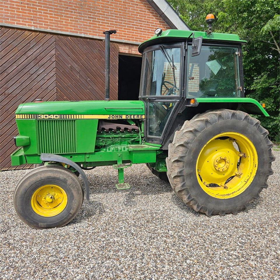 John Deere 3040 - Traktor: obrázok 2 John Deere 3040 - Traktor: obrázok 2