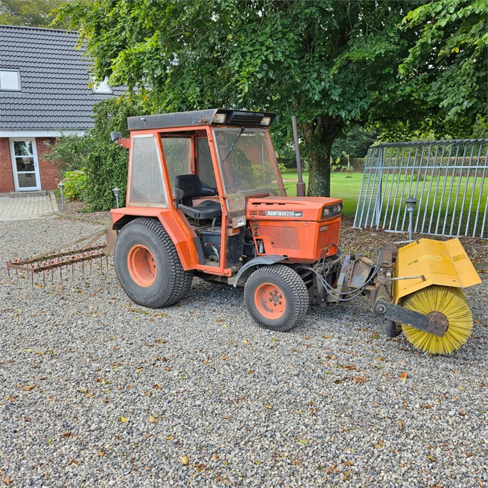 Kubota B8200 - Komunálny traktor: obrázok 1 Kubota B8200 - Komunálny traktor: obrázok 1