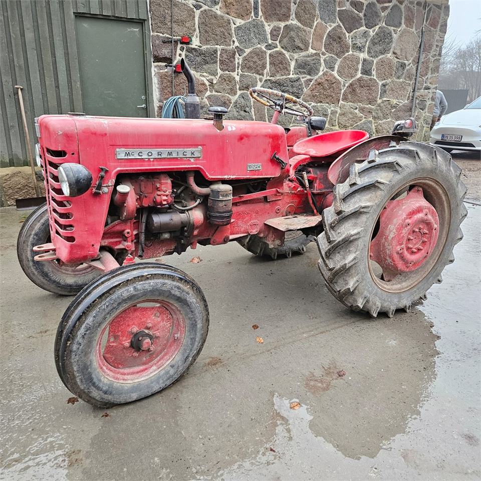 McCORMICK D-324 Standard - Traktor: obrázok 2 McCORMICK D-324 Standard - Traktor: obrázok 2