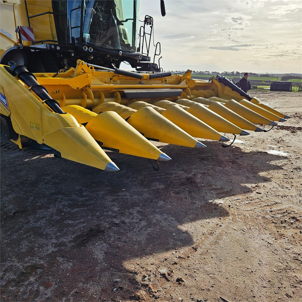 New Holland F8 - Kombajn: obrázok 4 New Holland F8 - Kombajn: obrázok 4