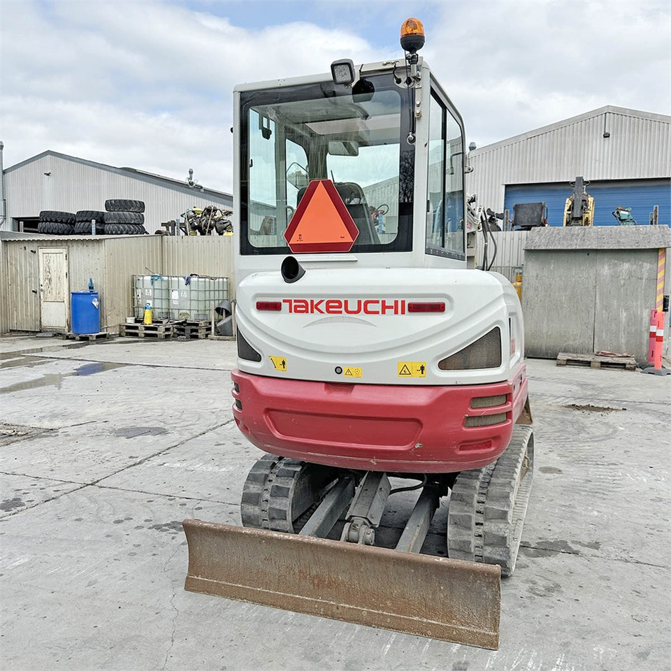 Takeuchi TB230 - Mini rýpadlo: obrázok 5 Takeuchi TB230 - Mini rýpadlo: obrázok 5