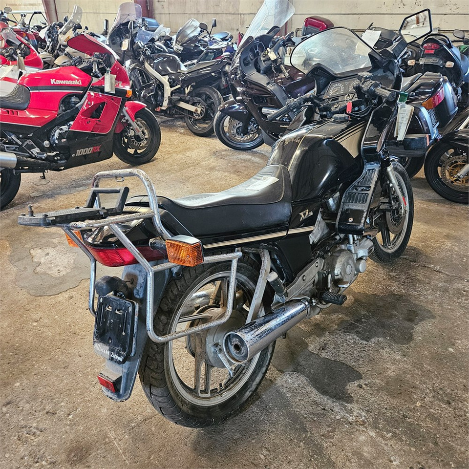 Yamaha XZ550 - Motocykel: obrázok 5 Yamaha XZ550 - Motocykel: obrázok 5