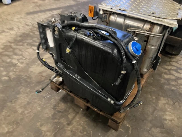 Scania 2919673 – Scania 2998146 – Scania Adblue tank + Scania reductant pick up unit - Nádrž na AdBlue pre Nákladné auto: obrázok 1 Scania 2919673 – Scania 2998146 – Scania Adblue tank + Scania reductant pick up unit - Nádrž na AdBlue pre Nákladné auto: obrázok 1