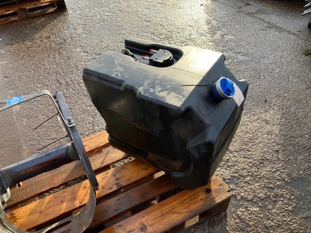 Scania Reductant tank – Scania 2875486 - Nádrž na AdBlue pre Nákladné auto: obrázok 2 Scania Reductant tank – Scania 2875486 - Nádrž na AdBlue pre Nákladné auto: obrázok 2
