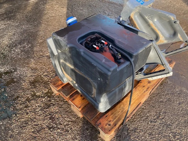 Scania Reductant tank – Scania 2875486 - Nádrž na AdBlue pre Nákladné auto: obrázok 3 Scania Reductant tank – Scania 2875486 - Nádrž na AdBlue pre Nákladné auto: obrázok 3