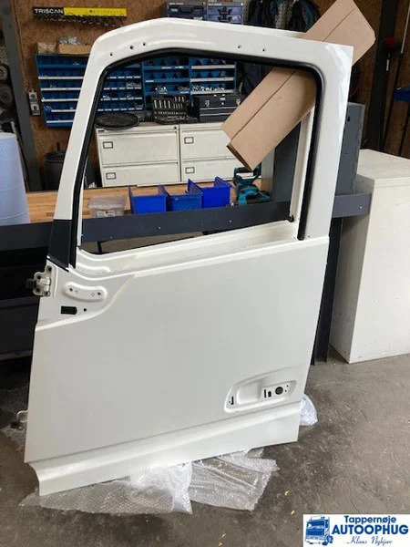 Volvo FH4 dør / door P/N: 82183078 - Karoséria a exteriér pre Nákladné auto: obrázok 3 Volvo FH4 dør / door P/N: 82183078 - Karoséria a exteriér pre Nákladné auto: obrázok 3