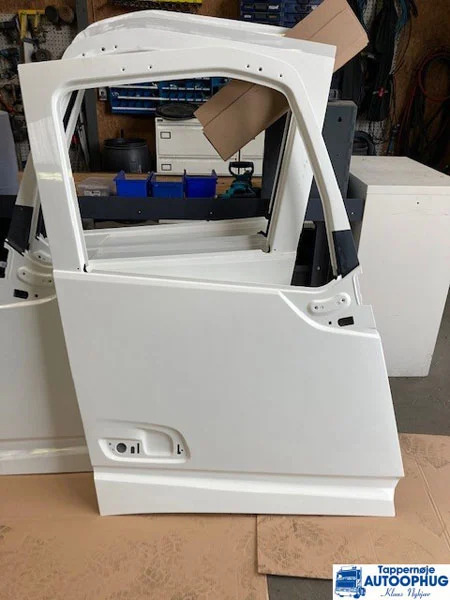 Volvo FH4 dør / door P/N: 82183078 - Karoséria a exteriér pre Nákladné auto: obrázok 2 Volvo FH4 dør / door P/N: 82183078 - Karoséria a exteriér pre Nákladné auto: obrázok 2