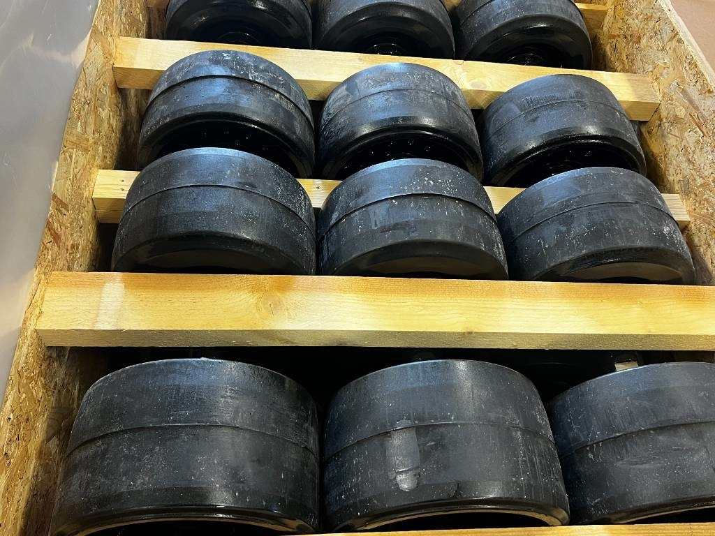 CNH Track rollers for tracks - CNH - Quadtrac/Steiger  - Pneumatika pre Poľnohospodárske stroje: obrázok 4 CNH Track rollers for tracks - CNH - Quadtrac/Steiger  - Pneumatika pre Poľnohospodárske stroje: obrázok 4