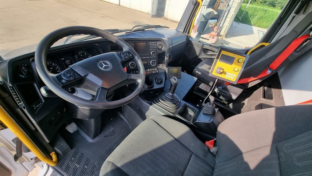 MERCEDES-BENZ AROCS 3243 8x4 | Euro 6 | Piaskarko Solarka Econ 12m³ - Vozidlo na odpratávanie snehu: obrázok 3 MERCEDES-BENZ AROCS 3243 8x4 | Euro 6 | Piaskarko Solarka Econ 12m³ - Vozidlo na odpratávanie snehu: obrázok 3