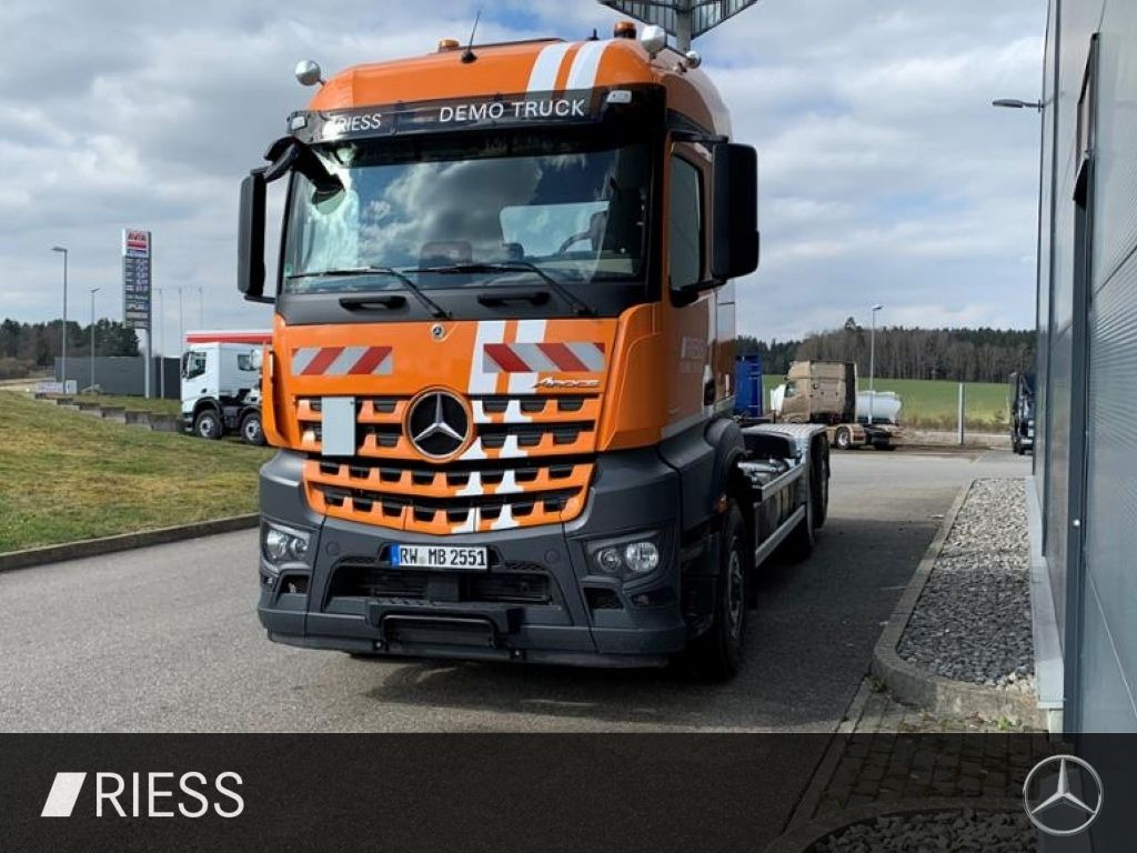 Mercedes-Benz 2551 L Abrollkipper mit HAD, gelenkter liftbarer - Nákladné auto: obrázok 2 Mercedes-Benz 2551 L Abrollkipper mit HAD, gelenkter liftbarer - Nákladné auto: obrázok 2