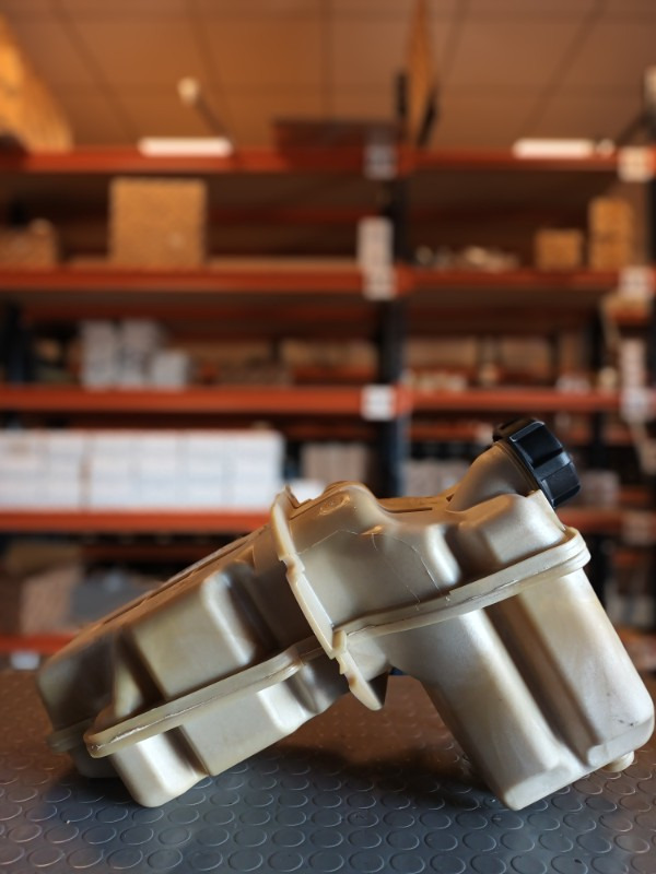 SCANIA EXPANSION TANK - 2401669 - Expanzná nádobka pre Nákladné auto: obrázok 1 SCANIA EXPANSION TANK - 2401669 - Expanzná nádobka pre Nákladné auto: obrázok 1