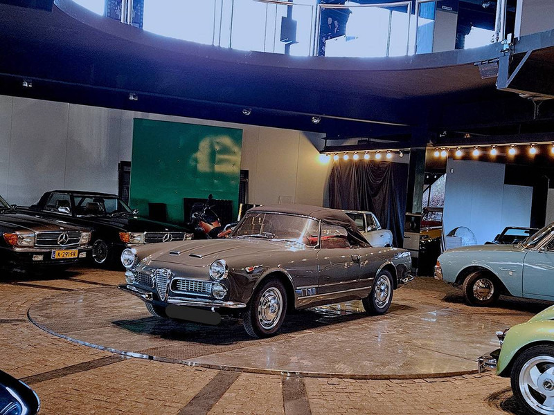 Alfa Romeo 2000 Spider - Automobil: obrázok 3 Alfa Romeo 2000 Spider - Automobil: obrázok 3