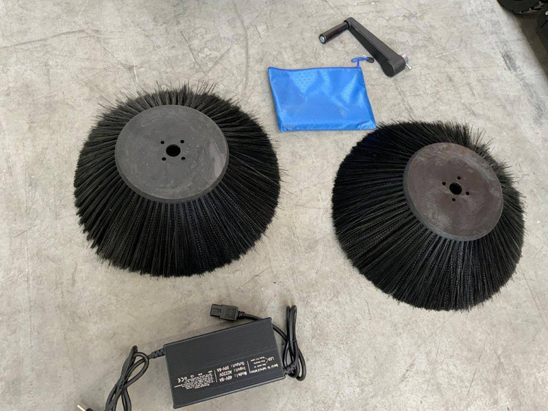 Daewoo DAS80 Zit - Zametacie vozidlo: obrázok 5 Daewoo DAS80 Zit - Zametacie vozidlo: obrázok 5