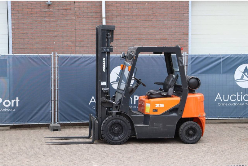 Doosan G25G - Plynový vysokozdvižný vozík: obrázok 1 Doosan G25G - Plynový vysokozdvižný vozík: obrázok 1