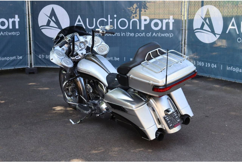 Harley-Davidson Road Glide CVO - Motocykel: obrázok 4 Harley-Davidson Road Glide CVO - Motocykel: obrázok 4