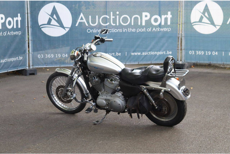 Harley-Davidson Sportster XL 883 - Motocykel: obrázok 3 Harley-Davidson Sportster XL 883 - Motocykel: obrázok 3