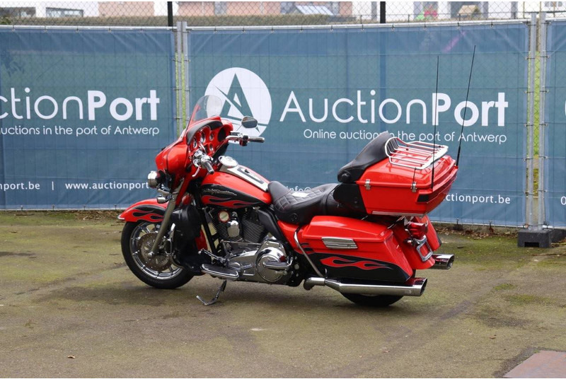 Harley-Davidson Ultra Glide CVO - Motocykel: obrázok 3 Harley-Davidson Ultra Glide CVO - Motocykel: obrázok 3