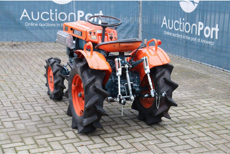 Kubota B7000 - Traktor: obrázok 4 Kubota B7000 - Traktor: obrázok 4