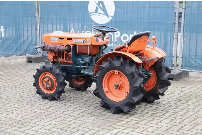 Kubota B7001 - Traktor: obrázok 3 Kubota B7001 - Traktor: obrázok 3