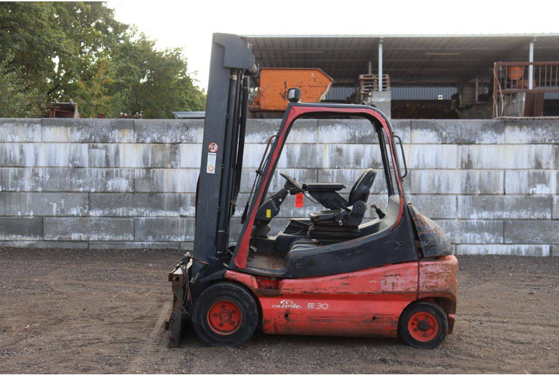Linde E30-02 - Elektrický vysokozdvižný vozík: obrázok 2 Linde E30-02 - Elektrický vysokozdvižný vozík: obrázok 2