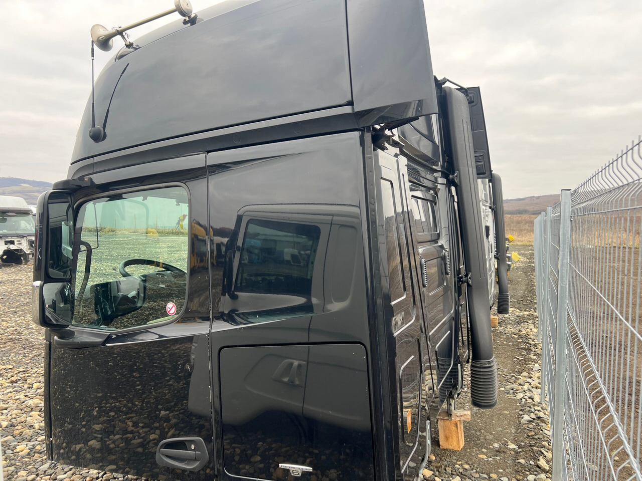 CABINA MERCEDES ACTROS MP4 GIGA SPACE - Kabína pre Nákladné auto: obrázok 4 CABINA MERCEDES ACTROS MP4 GIGA SPACE - Kabína pre Nákladné auto: obrázok 4