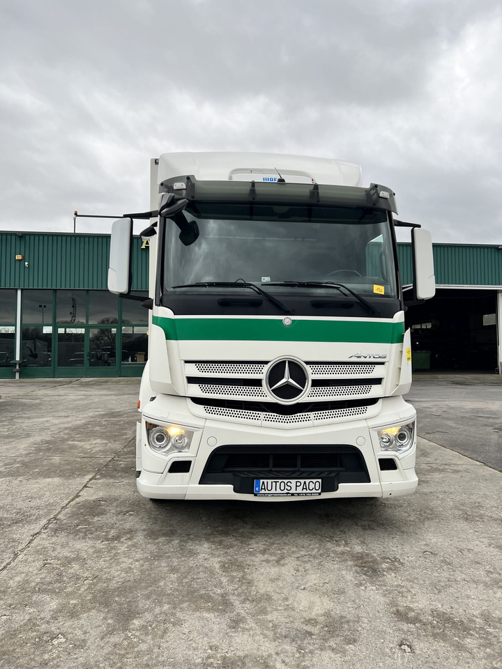 Camión Mercedes frigorífico - Podvozek s kabinou: obrázok 1 Camión Mercedes frigorífico - Podvozek s kabinou: obrázok 1