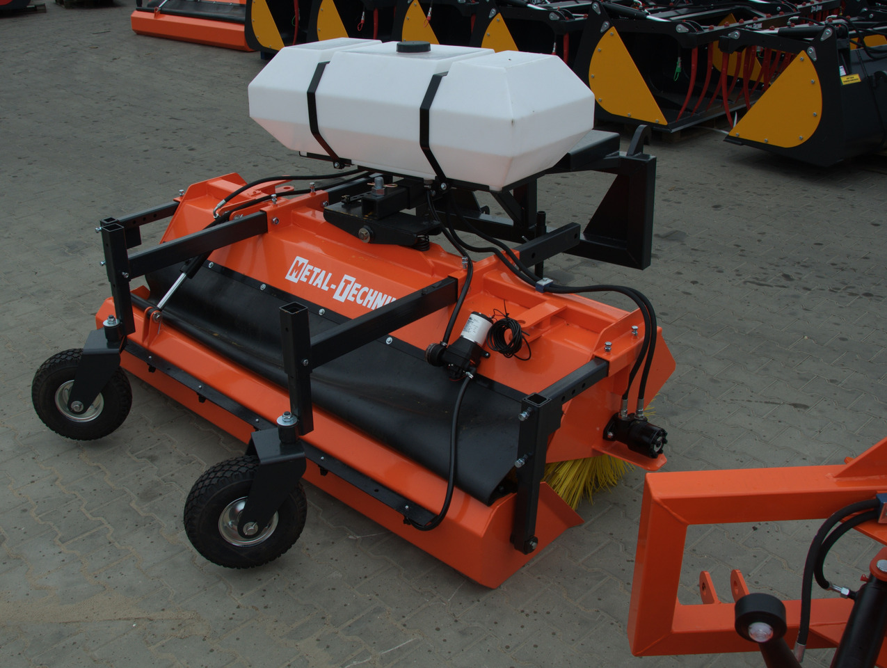 Metal-Technik Zamiatarka 1400 mm / Kehrmaschine 1400 mm/Sweeper 1400 mm/ Подметальная машина 1400 мм - Zametač: obrázok 4 Metal-Technik Zamiatarka 1400 mm / Kehrmaschine 1400 mm/Sweeper 1400 mm/ Подметальная машина 1400 мм - Zametač: obrázok 4