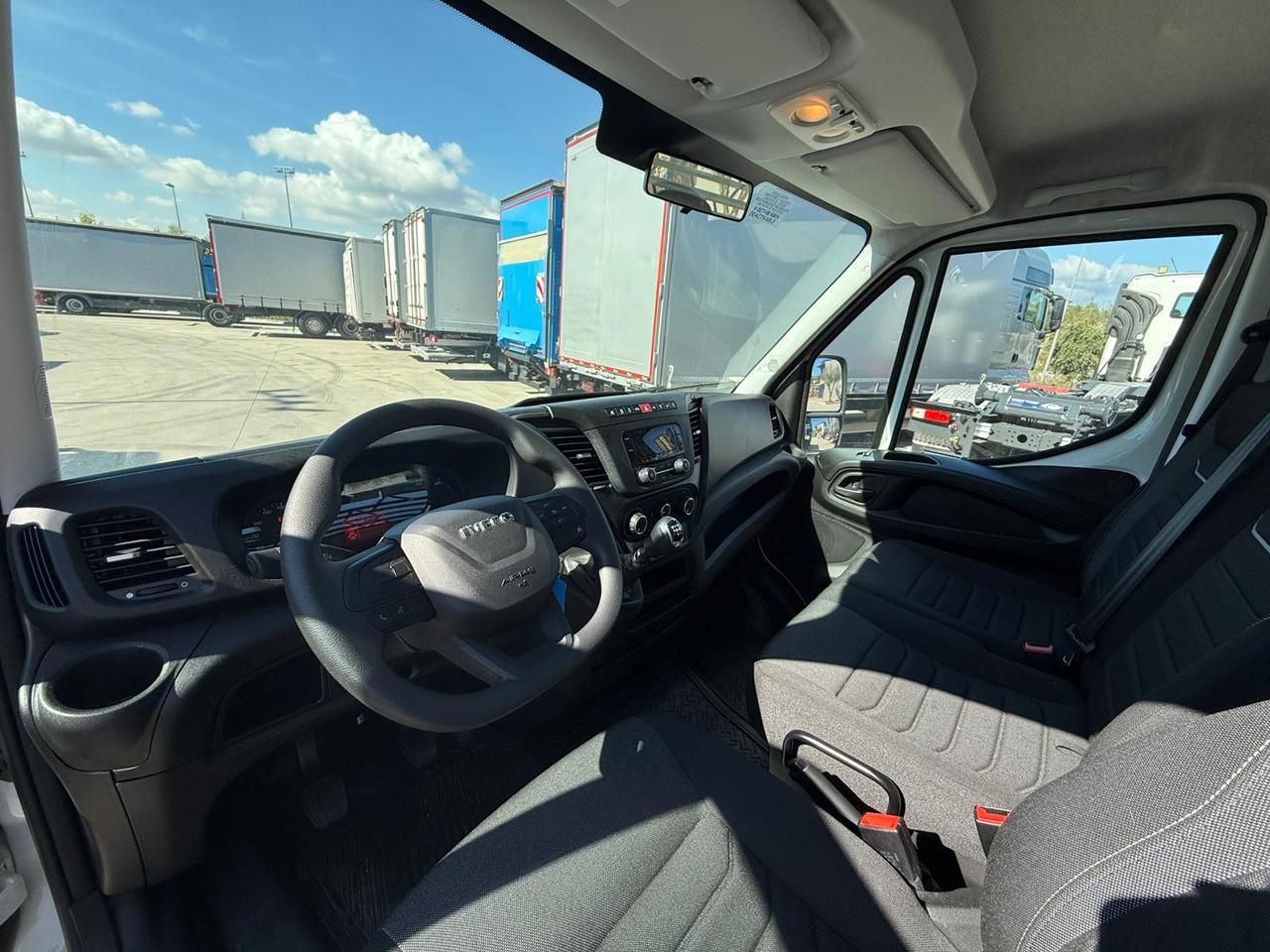 IVECO 35S16 Daily E6 (Open Box) - Dodávka valník: obrázok 5 IVECO 35S16 Daily E6 (Open Box) - Dodávka valník: obrázok 5