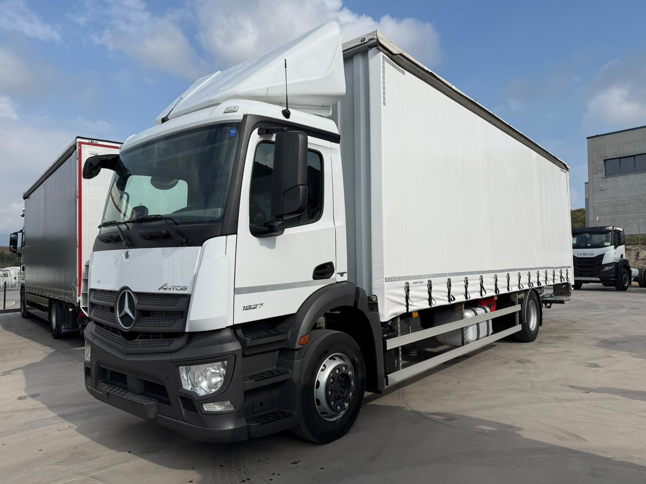 MERCEDES BENZ 18.27 Antos E6 (Tauliner) - Plachtové nákladné vozidlo: obrázok 1 MERCEDES BENZ 18.27 Antos E6 (Tauliner) - Plachtové nákladné vozidlo: obrázok 1