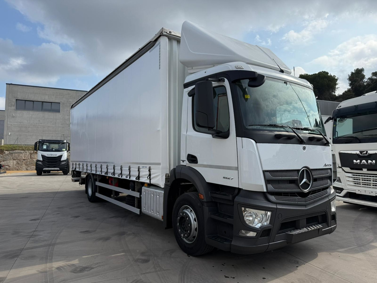 MERCEDES BENZ 18.27 Antos E6 (Tauliner) - Plachtové nákladné vozidlo: obrázok 2 MERCEDES BENZ 18.27 Antos E6 (Tauliner) - Plachtové nákladné vozidlo: obrázok 2