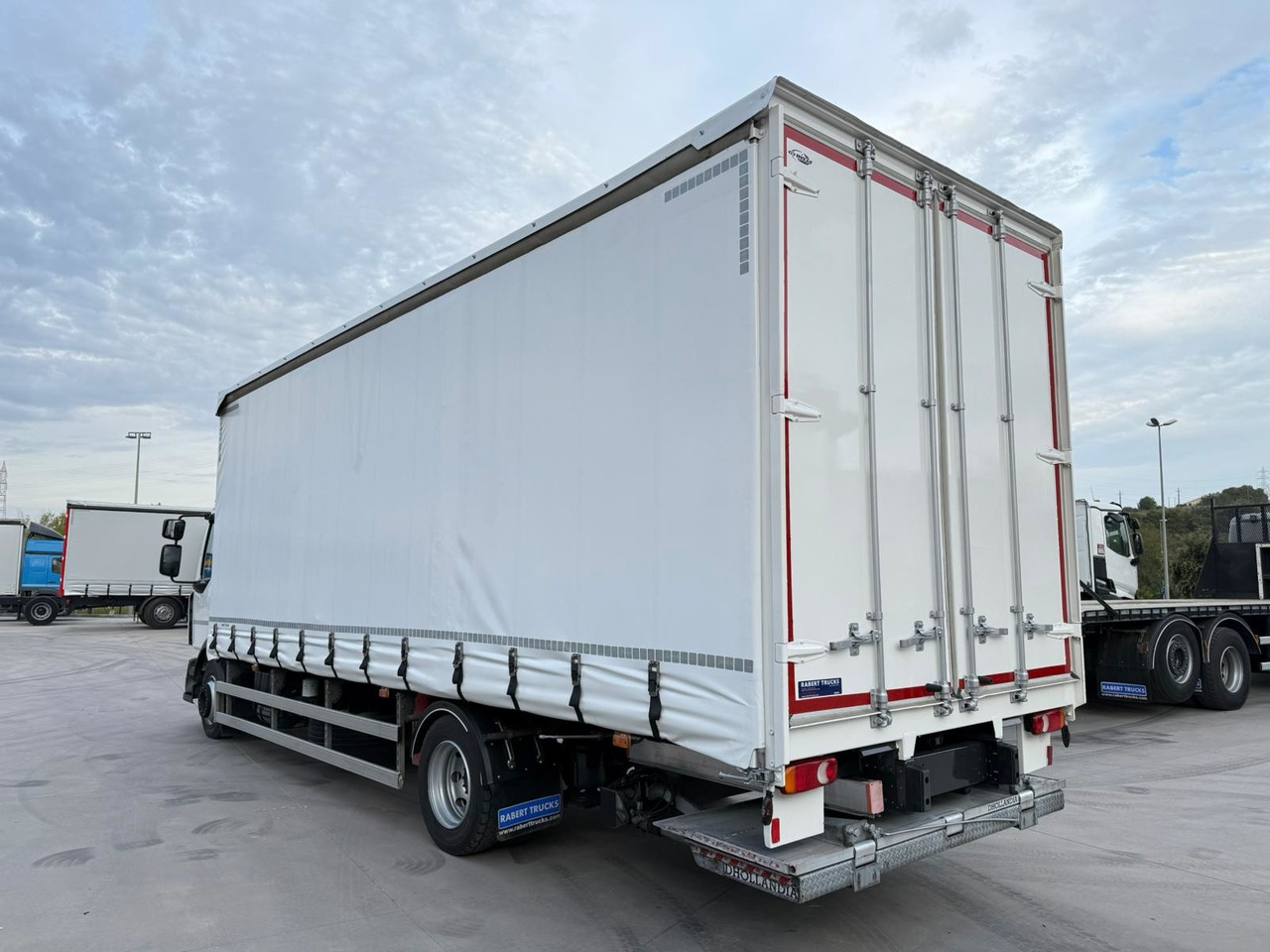 RENAULT D12.240 E6 (Tauliner) - Plachtové nákladné vozidlo: obrázok 4 RENAULT D12.240 E6 (Tauliner) - Plachtové nákladné vozidlo: obrázok 4