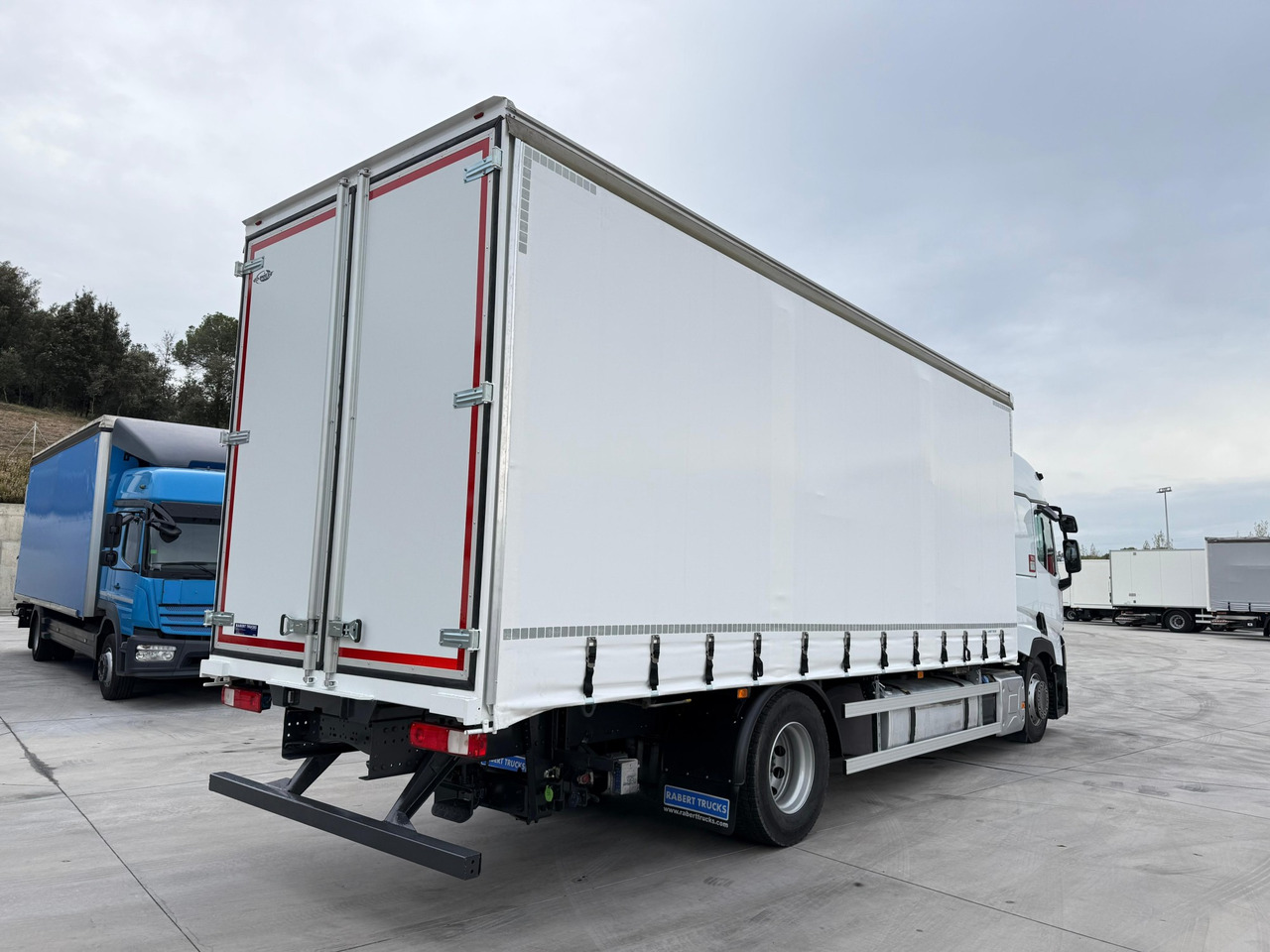 RENAULT T430 E6 (Tauliner) - Plachtové nákladné vozidlo: obrázok 4 RENAULT T430 E6 (Tauliner) - Plachtové nákladné vozidlo: obrázok 4