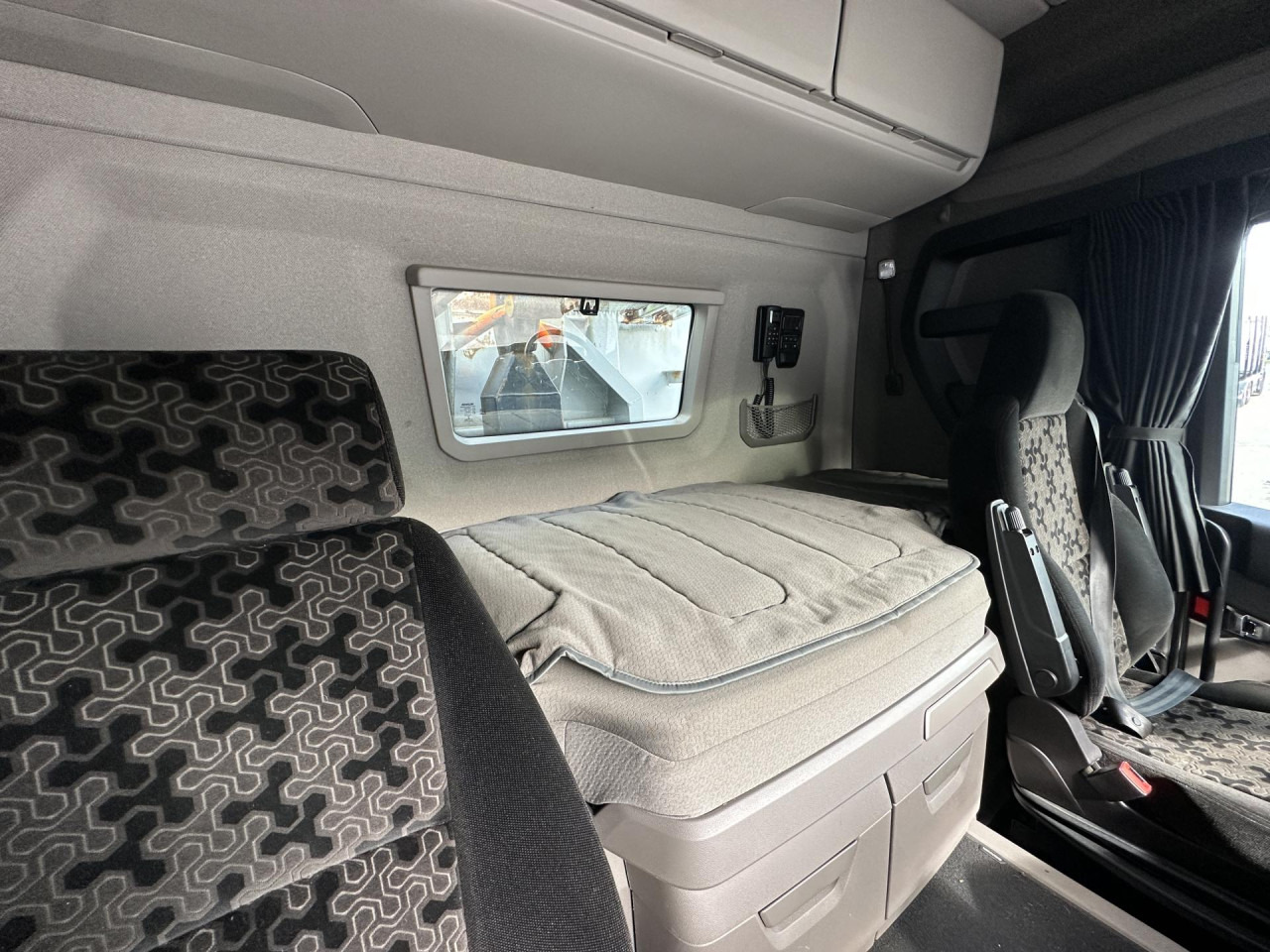 SCANIA R 450 B6x4HA - Kontejnérový podvozek/ Výměnná nástavba: obrázok 4 SCANIA R 450 B6x4HA - Kontejnérový podvozek/ Výměnná nástavba: obrázok 4