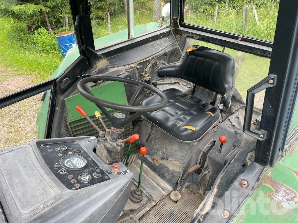 JOHN DEERE 2130 - Traktor: obrázok 5 JOHN DEERE 2130 - Traktor: obrázok 5