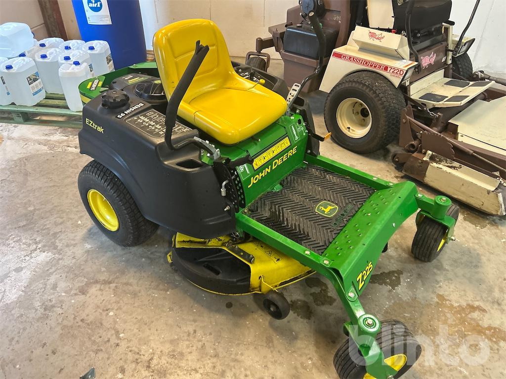 John Deere Z225 - Záhradná kosačka: obrázok 3 John Deere Z225 - Záhradná kosačka: obrázok 3