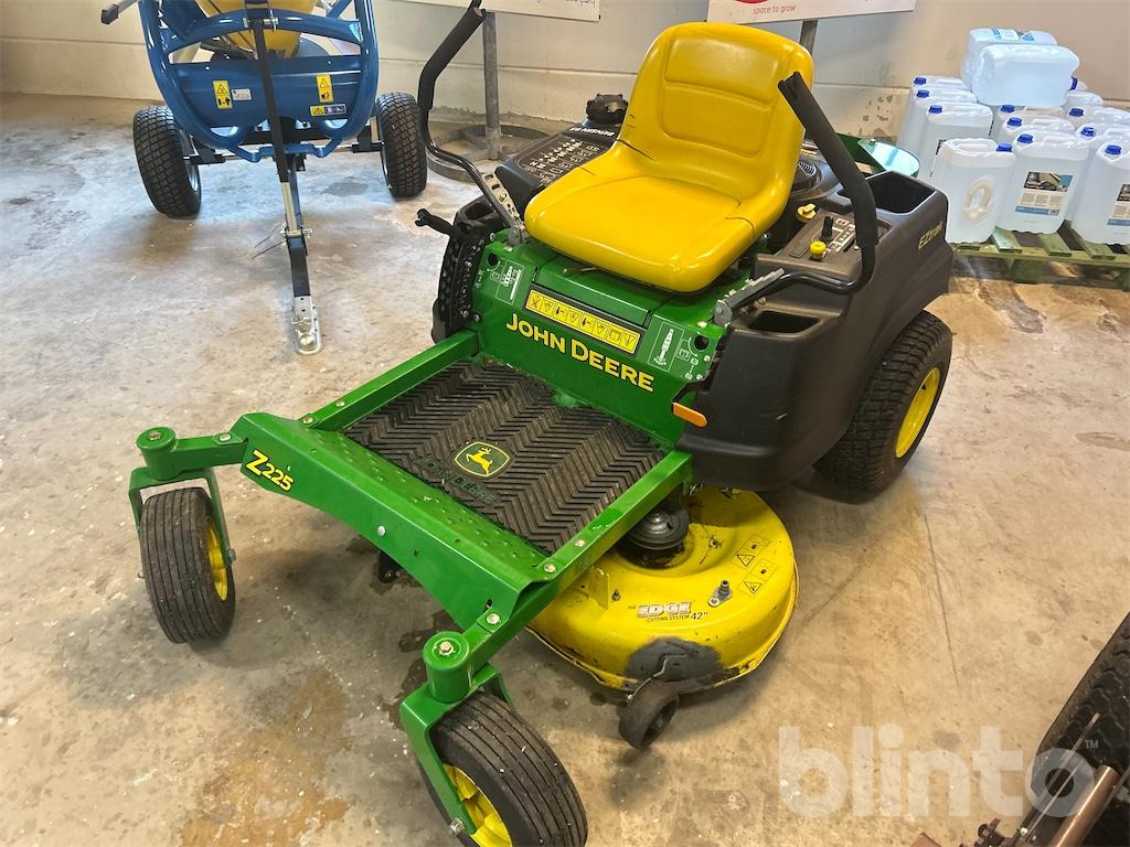 John Deere Z225 - Záhradná kosačka: obrázok 1 John Deere Z225 - Záhradná kosačka: obrázok 1