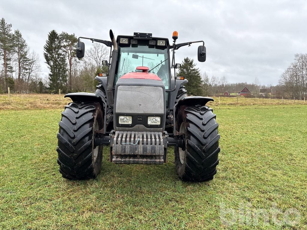VALTRA 8350-4 HITECH - Traktor: obrázok 2 VALTRA 8350-4 HITECH - Traktor: obrázok 2