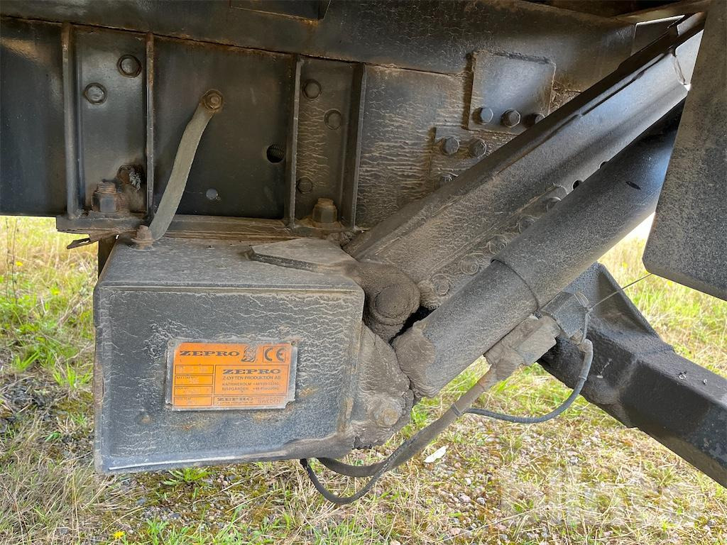 Plachtové nákladné vozidlo VOLVO FL 615 4X2: obrázok 40