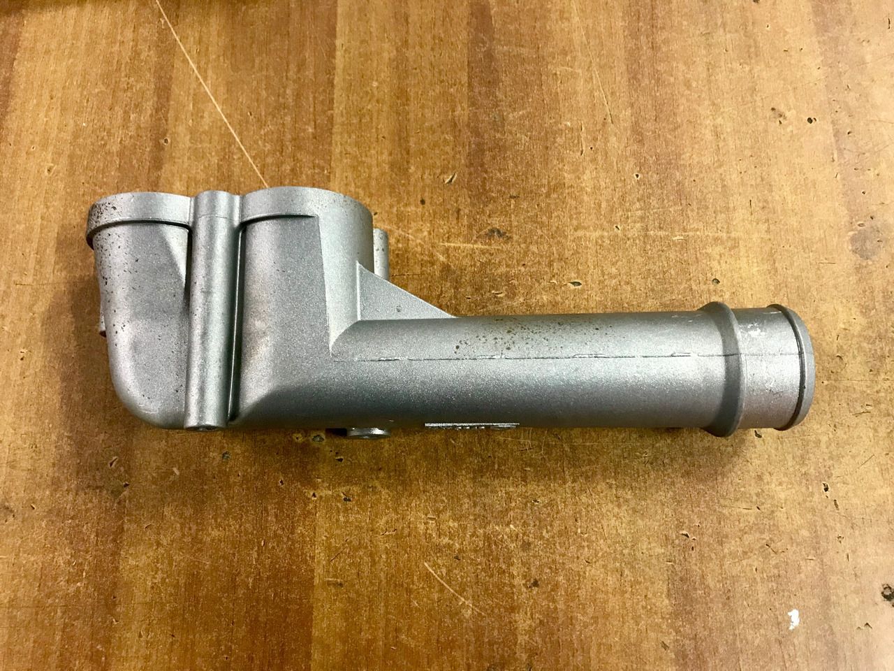 GOMITO LIQUIDO RAFFREDDAMENTO SU SCATOLA TERMOSTATO PER MOTORI MAN D2066 - D2676 - Chladiaci systém pre Nákladné auto: obrázok 1 GOMITO LIQUIDO RAFFREDDAMENTO SU SCATOLA TERMOSTATO PER MOTORI MAN D2066 - D2676 - Chladiaci systém pre Nákladné auto: obrázok 1