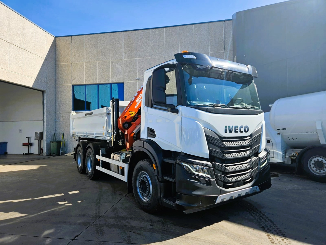 Iveco - Valníkový/ Plošinový nákladný automobil, Auto s hydraulickou rukou: obrázok 2 Iveco - Valníkový/ Plošinový nákladný automobil, Auto s hydraulickou rukou: obrázok 2