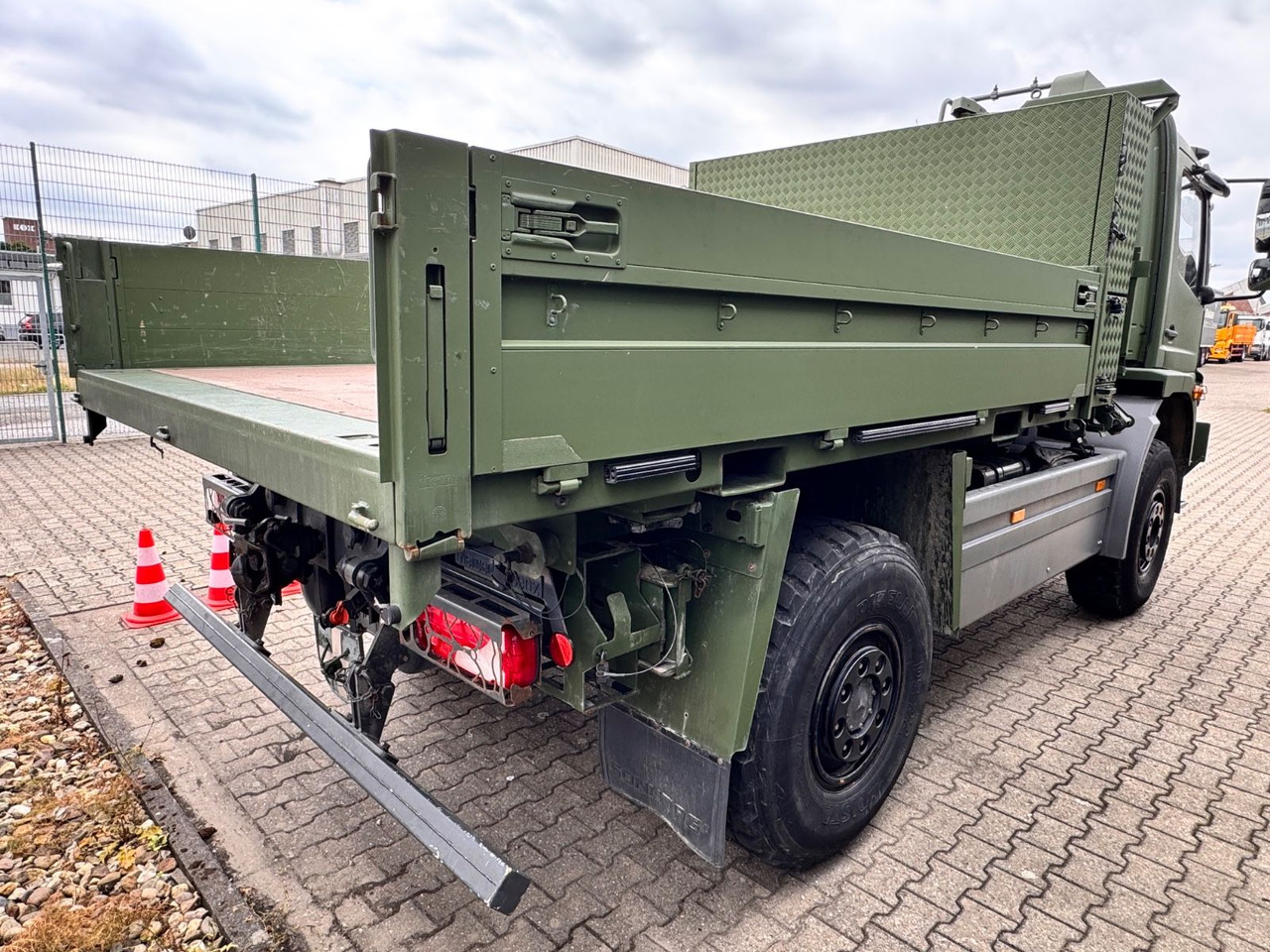 Mercedes-Benz 1018 Atego 4x4 Allrad Miltär Camper - Dodávka valník: obrázok 4 Mercedes-Benz 1018 Atego 4x4 Allrad Miltär Camper - Dodávka valník: obrázok 4