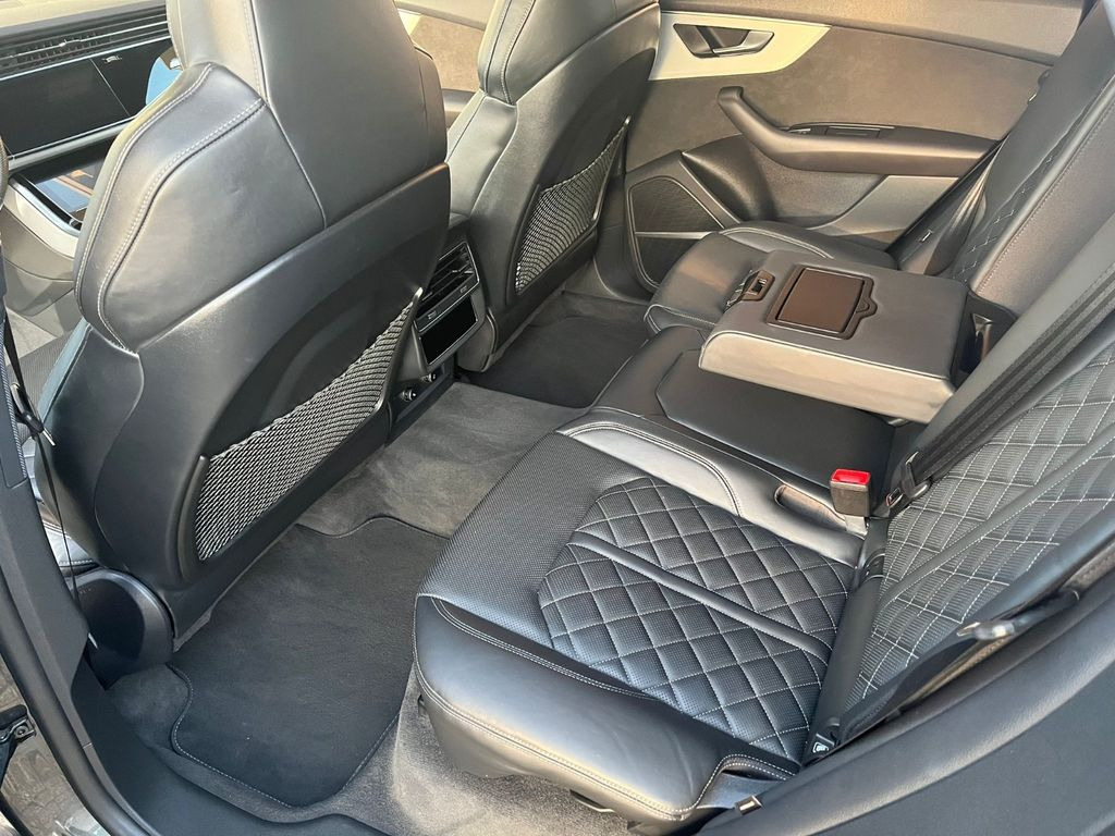 Audi Q8 50 TDI quattro tiptronic 22 Zoll*3xSline*Pano Audi Q8 50 TDI quattro tiptronic 22 Zoll*3xSline*Pano - SUV: obrázok 4 Audi Q8 50 TDI quattro tiptronic 22 Zoll*3xSline*Pano Audi Q8 50 TDI quattro tiptronic 22 Zoll*3xSline*Pano - SUV: obrázok 4